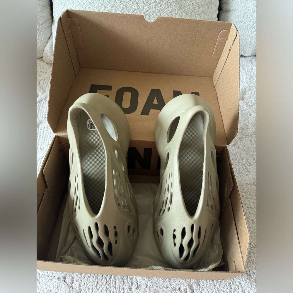 ADIDAS FOAM RUNNERS BRAND NEW WITH BOX SIZE US 9